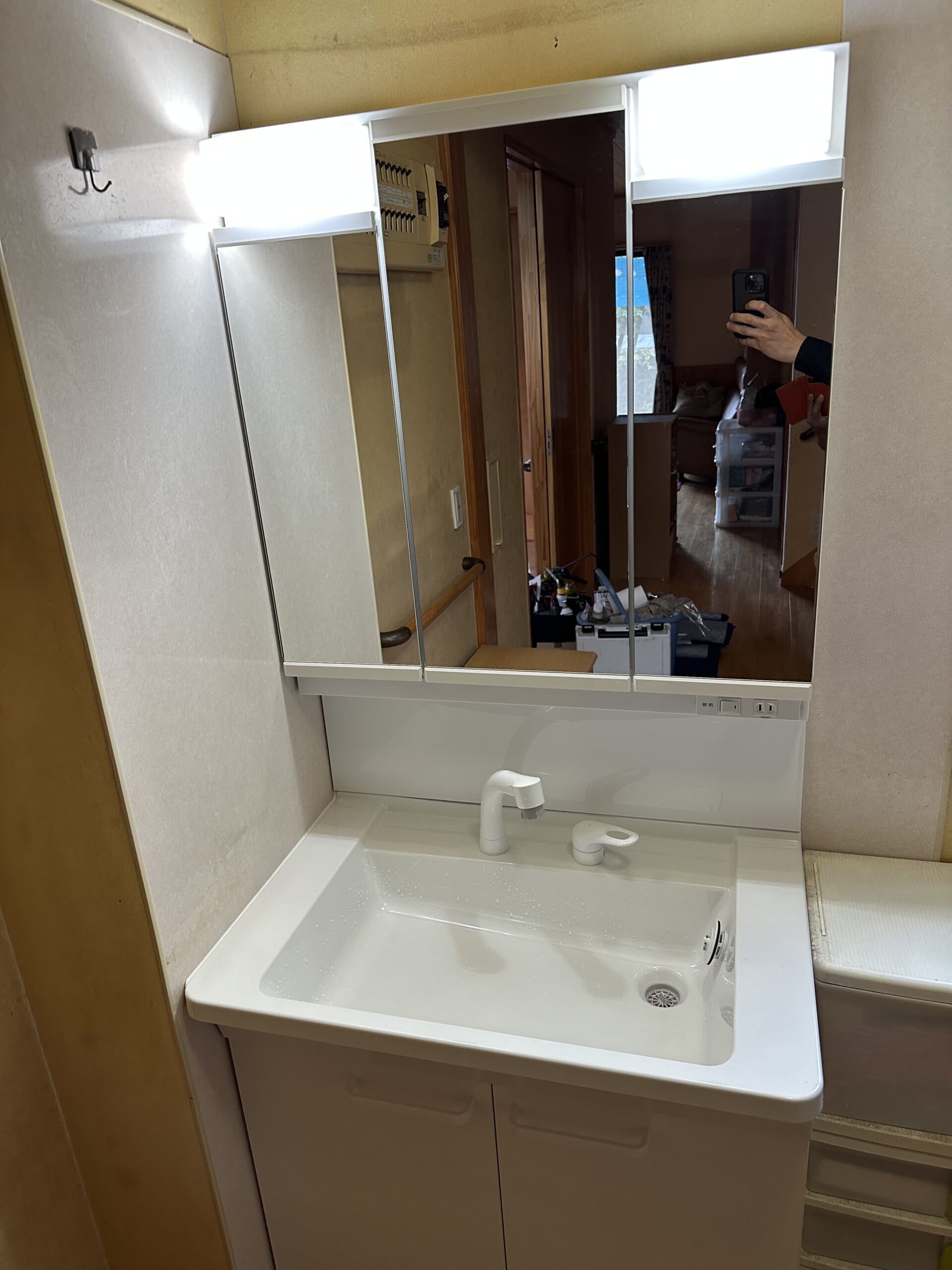 熊本市東区の洗面台交換、施工後の洗面ボウルと鏡まわり