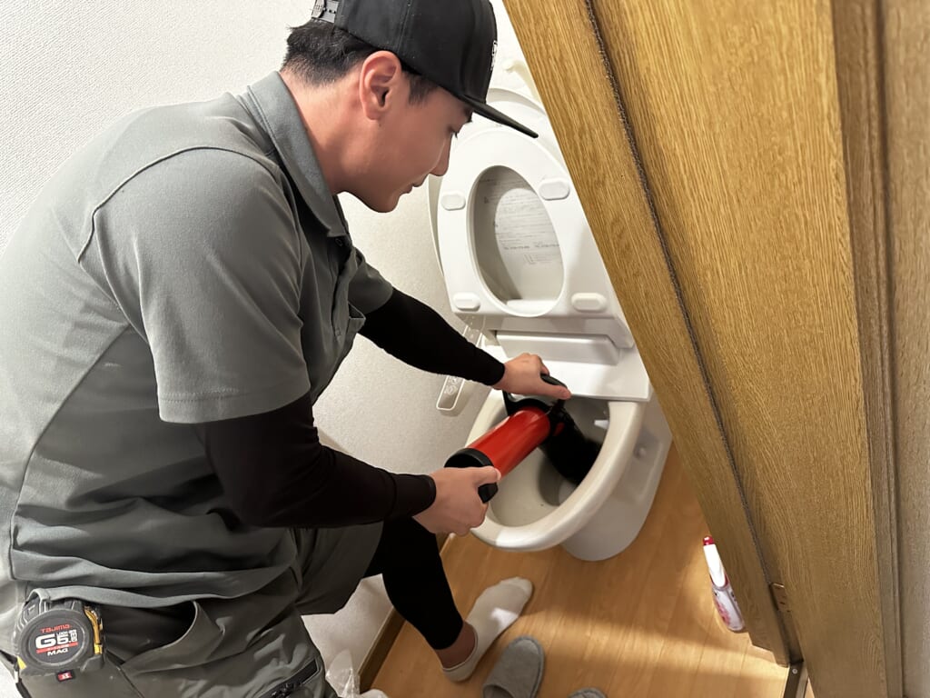 森山設備がローポンプでトイレの詰まりに対応する実際の作業