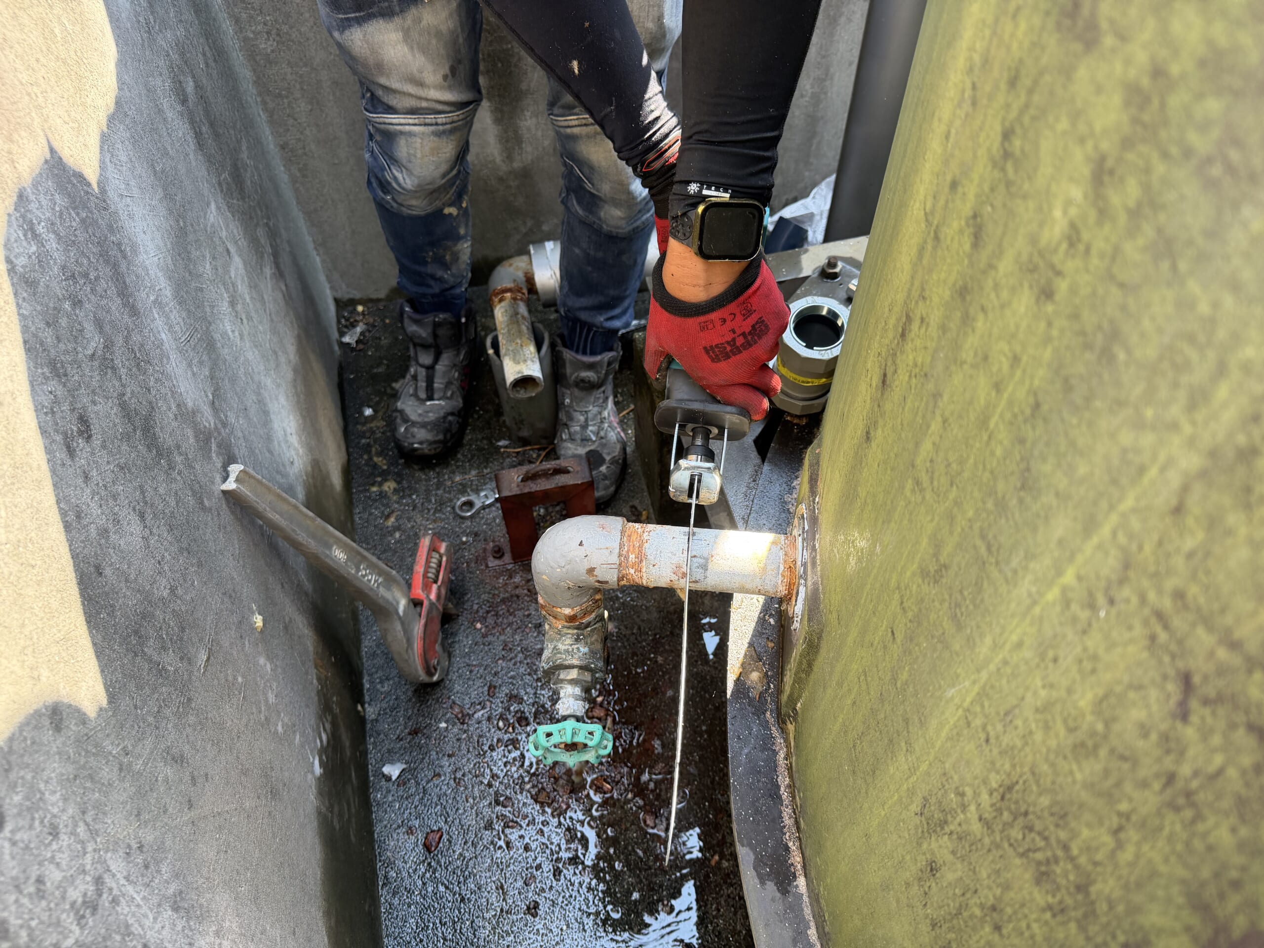 熊本市東区戸島の屋外・タンク周り給水配管工事・施工中|給水配管の施工